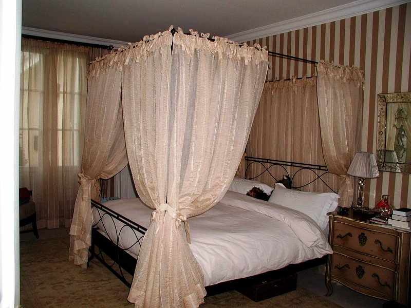 4 RIDEAUX DE LIT.JPG